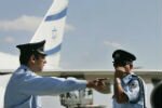 Сотрудники израильского аэропорта официально могут читать письма туристов