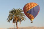 Полеты на воздушных шарах в египетском Луксоре, где месяц назад произошла крупнейшая в истории туриндустрии Египта катастрофа с участием этого воздушного транспорта, возобновятся в апреле.