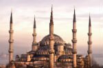 Туристы, одежда которых не подходит для посещения мечетей Турции, получат специальные наряды на время прогулок по святыням.